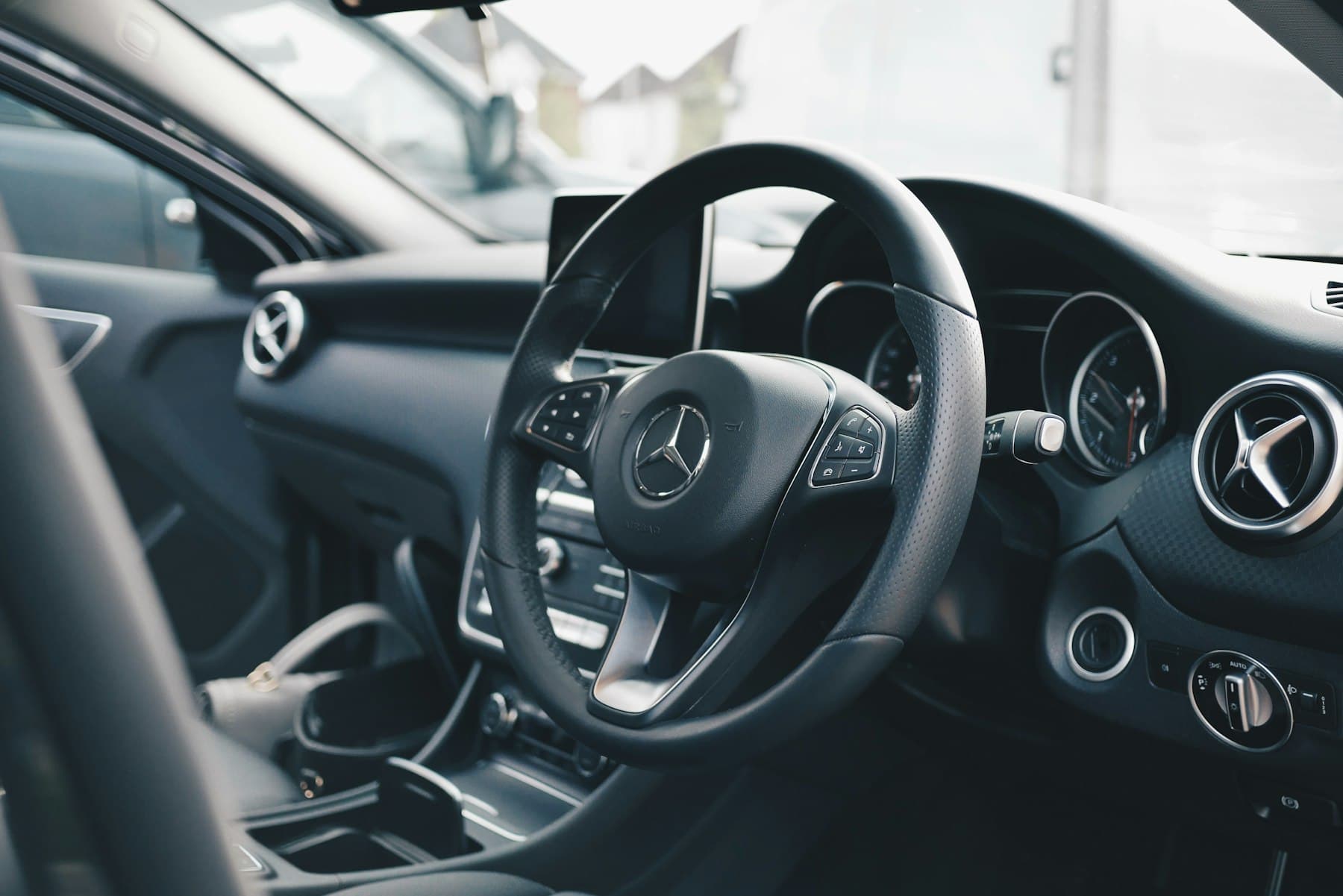 Professionell gepflegtes Fahrzeugcockpit