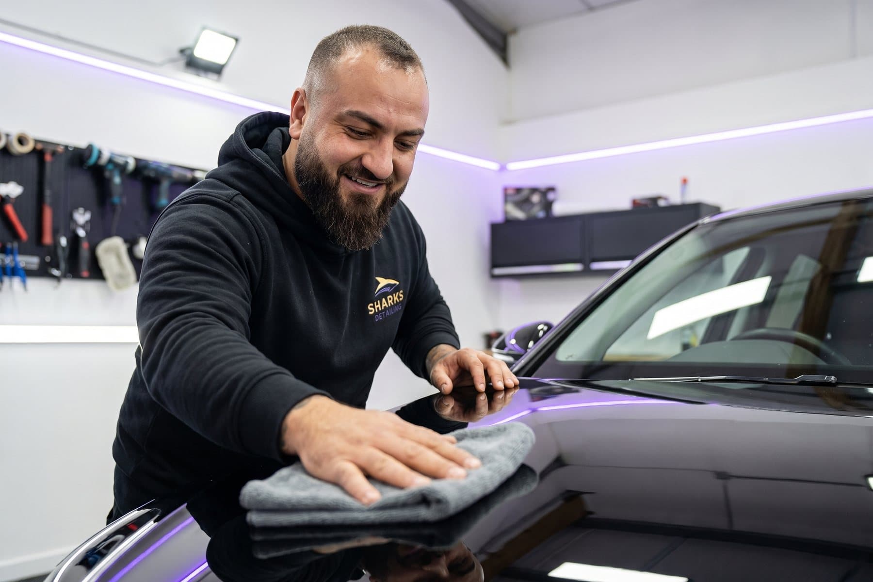 Nurlan Gasymov bei der Endkontrolle an einer schwarzen Motorhaube